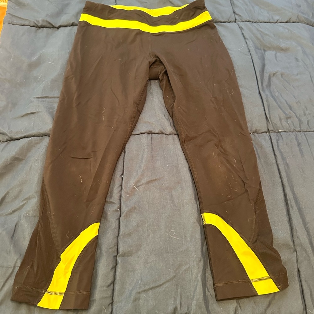 Lululemon cropped Black and Yellow Leggings size 6